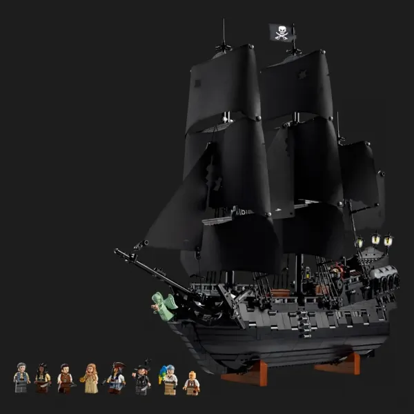 Конструктор LEGO Icons Піратський корабель капітана Джека Горобця (10365)
