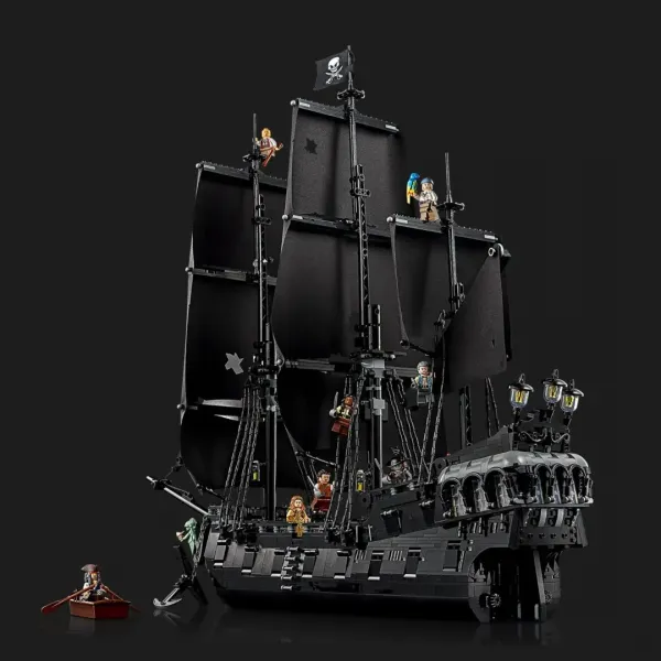 Конструктор LEGO Icons Піратський корабель капітана Джека Горобця (10365)