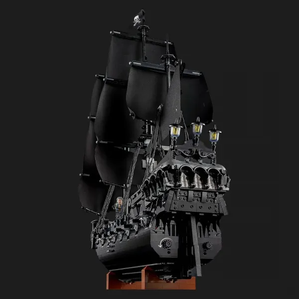 Конструктор LEGO Icons Піратський корабель капітана Джека Горобця (10365)